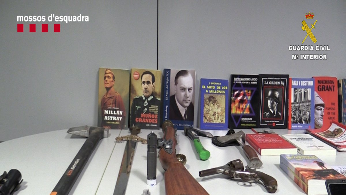 Armes, llibres i una altra documentació intervinguda en l’operatiu de Mossos i Guàrdia Civil.