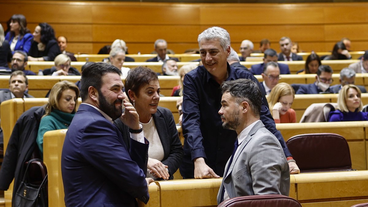 El portaveu d’ERC al Congrés, Gabriel Rufián, ahir amb diputats de Bildu al Senat.