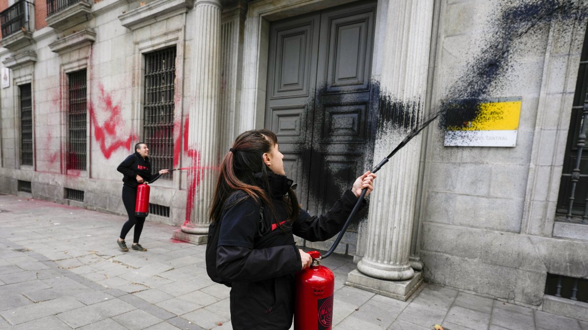 Dos activistes durant una acció de Futuro Vegetal.