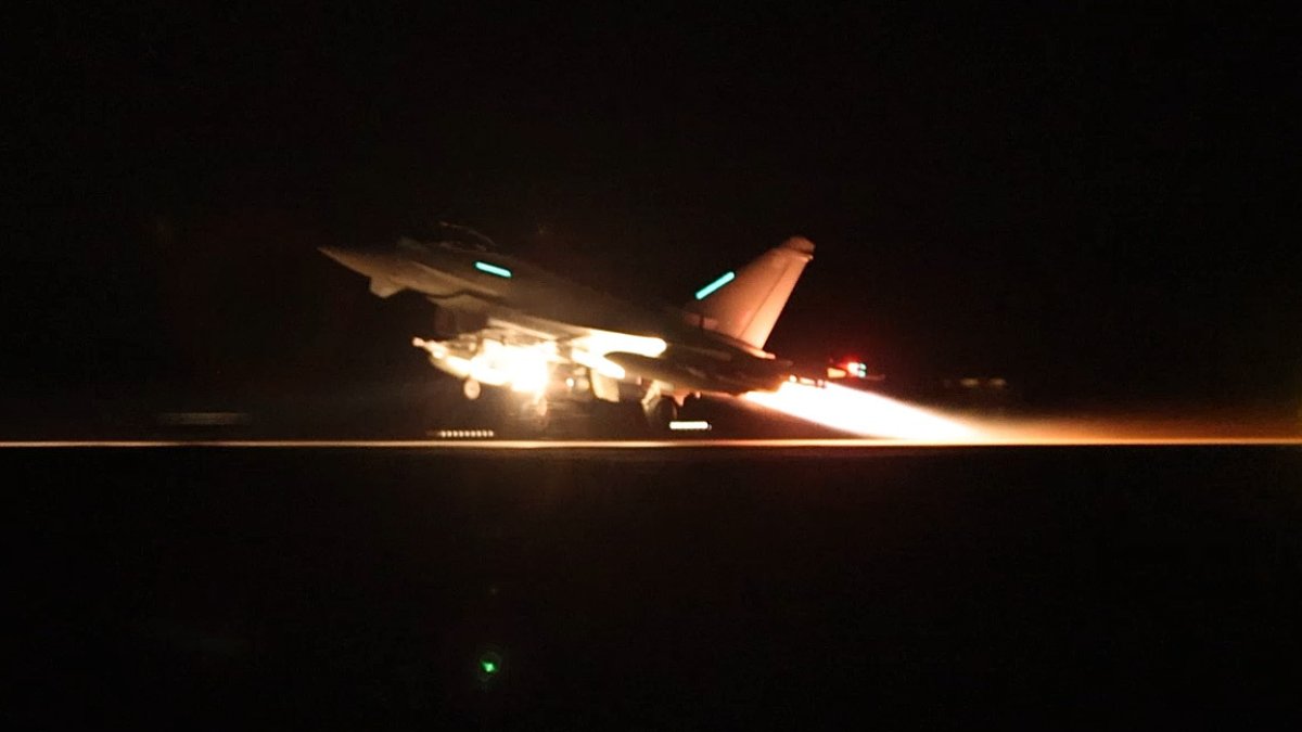 Un caça bombarder britànic s’enlaira des d’una base de la RAF a Xipre rumb al Iemen.