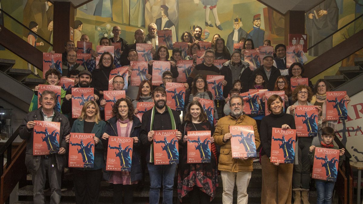 Participants i impulsors de la Passió de Cervera, ahir durant la presentació del cartell del 2024.