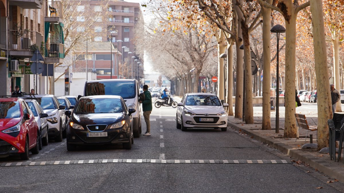 Vehicles estacionats en doble fila ahir a la ciutat de Lleida.