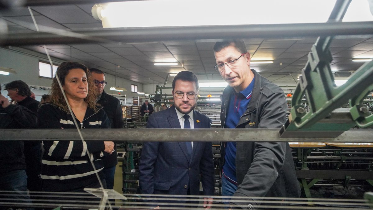 El president de la Generalitat, Pere Aragonès, en la visita a la cooperativa tèxtil de l’Espluga Calba ahir al matí.