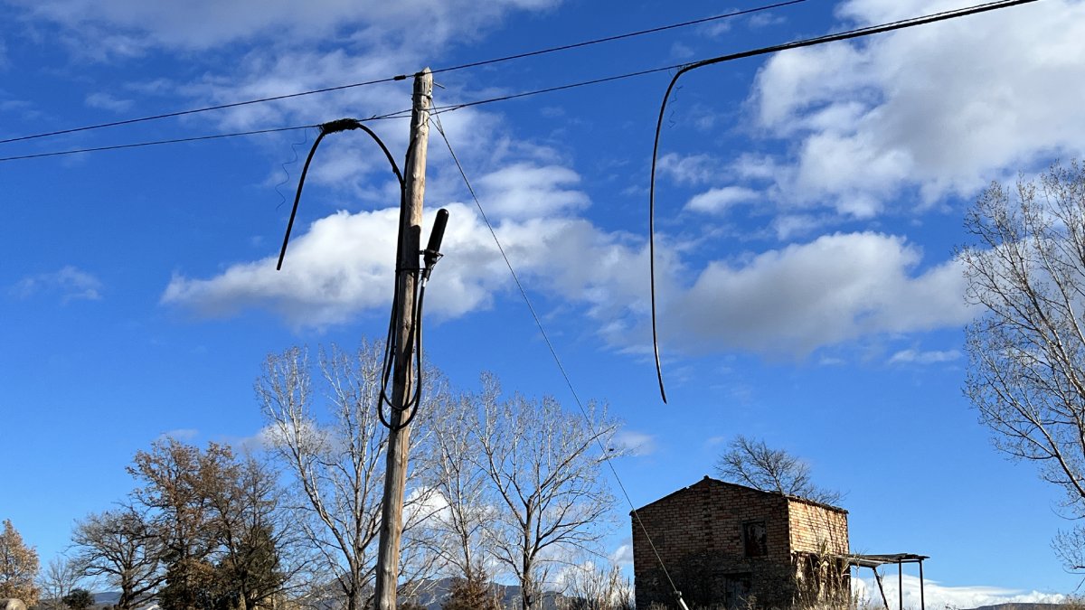 Els cables que encara hi ha tallats a Vilamitjana.