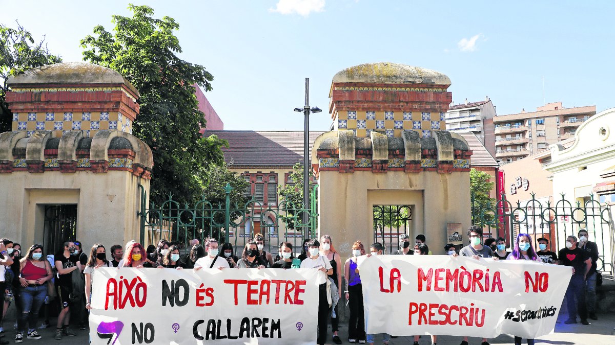 Protesta contra els abusos a l’Aula de Teatre de Lleida.