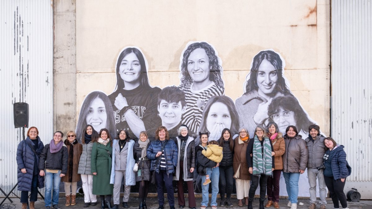 Protagonistes de la iniciativa van posar ahir amb el mural de grans dimensions amb la delegada Montse Bergés i l’alcalde del Palau.