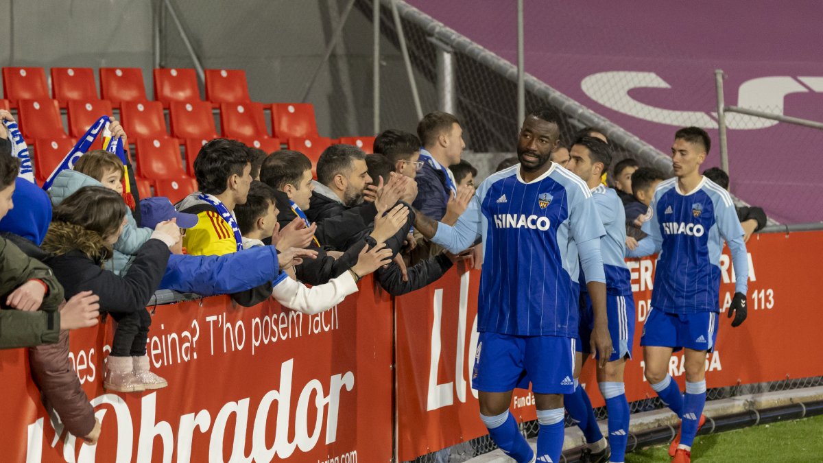 Neyder Lozano, contrariat, encapçala els jugadors que es van atansar a saludar l’afició.