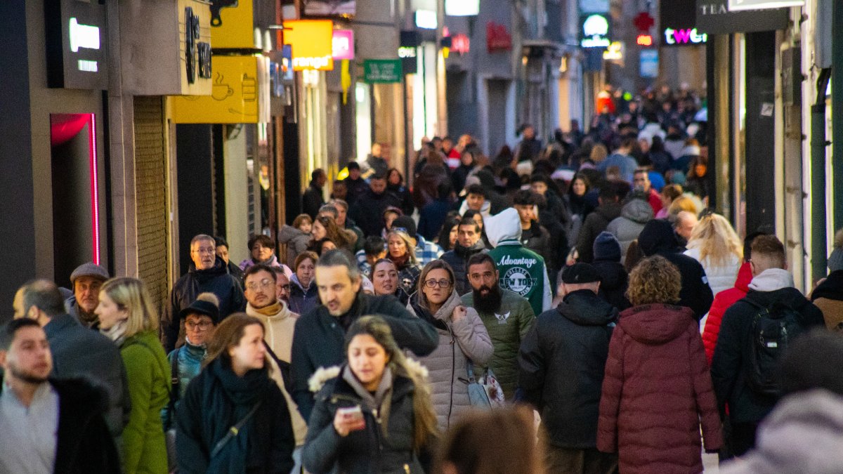 Vista general de ciutadans passejant per l’Eix Comercial de Lleida ciutat.