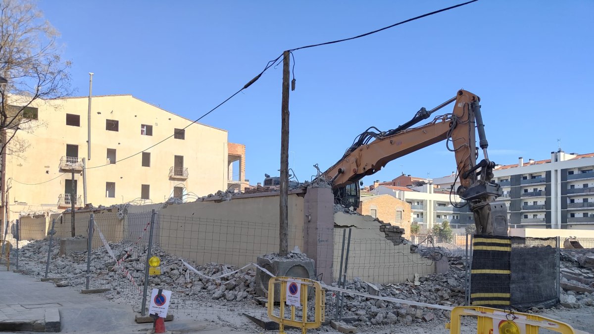 Aquest mur és l’últim que quedava ahir d’aquesta fàbrica, ubicada al costat del carrer Camí de Corbins.