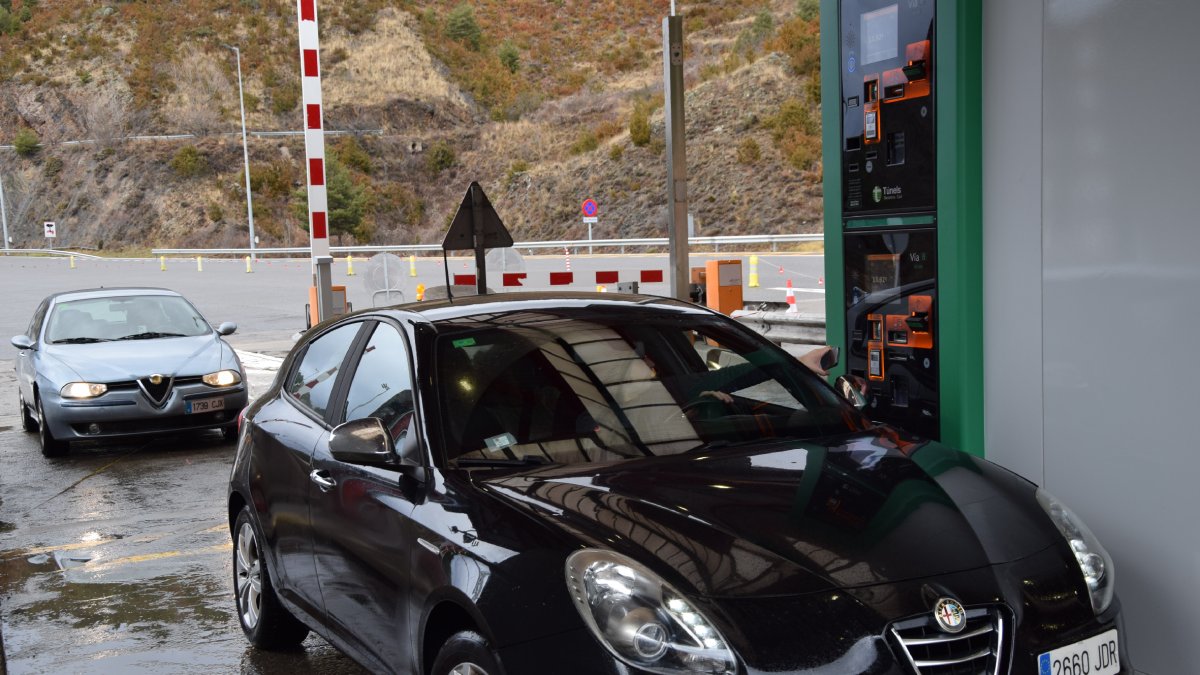Un conductor atansa el mòbil a una de les noves terminals al peatge del túnel del Cadí.
