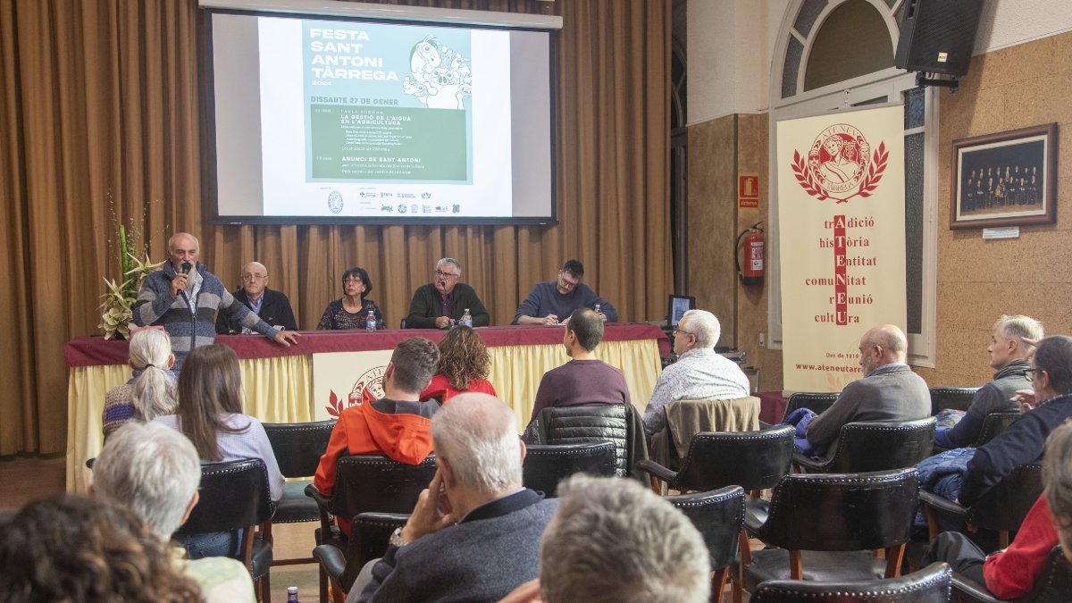 Taula redona ahir amb diversos ponents a l’Ateneu de Tàrrega.