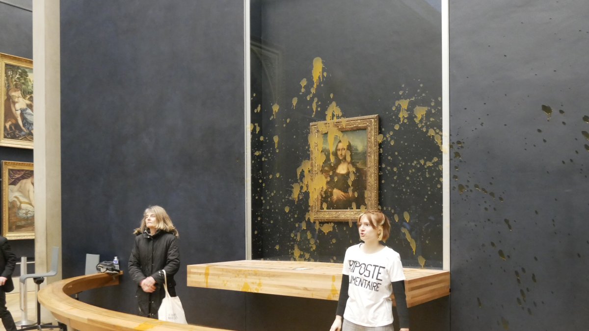 Les dos activistes, ahir al Museu del Louvre després de llançar pots de sopa sobre el famós quadre.