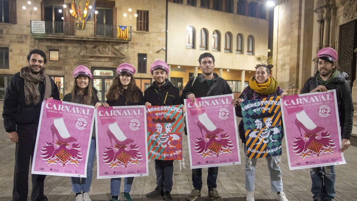 Presentació dels actes del Carnaval a Tàrrega ahir a la plaça Major.