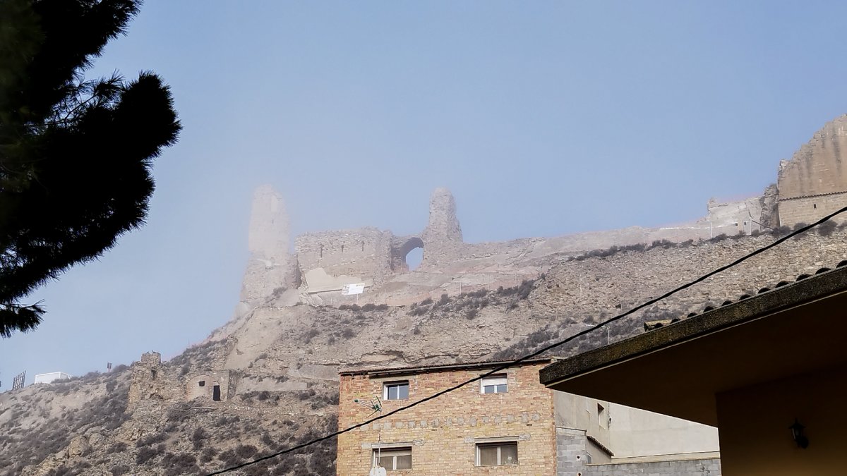 Una vista la setmana passada de les restes del castell medieval des dels carrers de Castelló de Farfanya.
