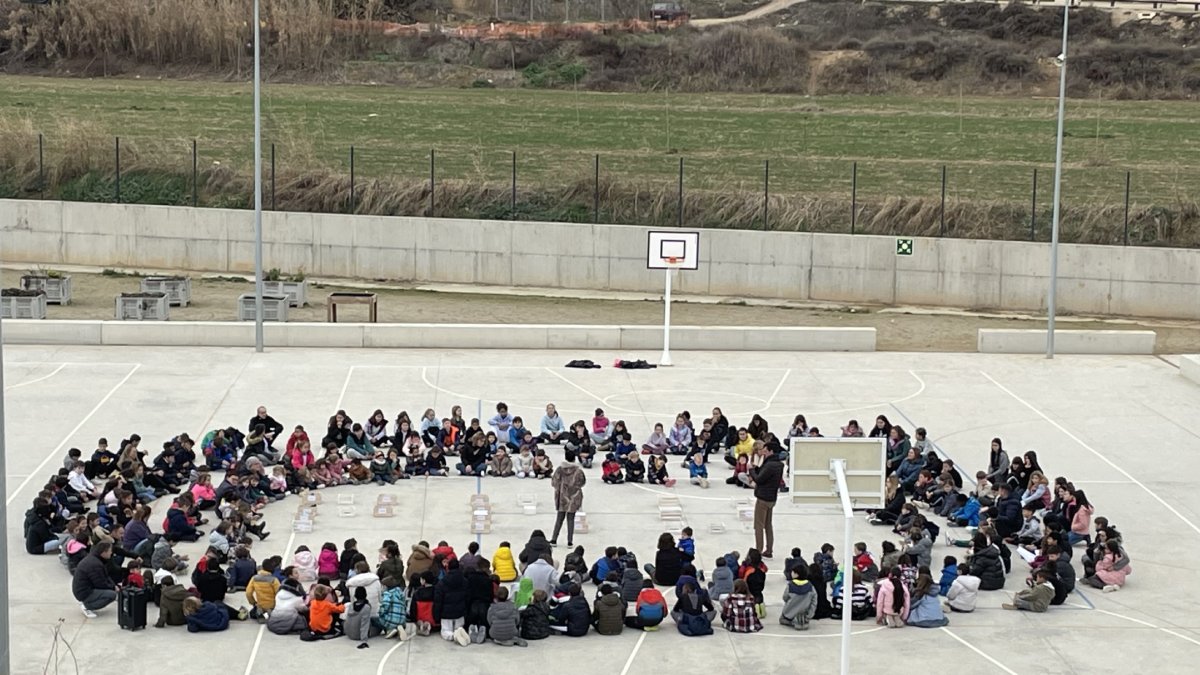 Acte ahir dels alumnes de l’Escola d’Almenar que van treballar una versió catalana d’‘Imagine’.