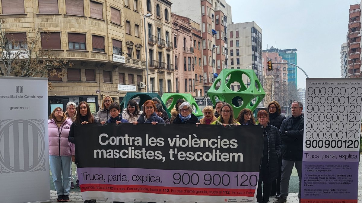 Contra la violència masclista ■ La delegada del Govern a Lleida, Montse Bergés, i la d’Igualtat i Feminismes, Elena Fuses, juntament amb altres treballadors públics, van fer ahir un minut de silenci per mostrar el rebuig davant del feminicidi  ...