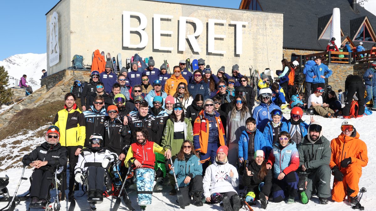 Esportistes amb algun tipus de discapacitat, tècnics i acompanyants posen junts després d’una prova recent a Baqueira-Beret.