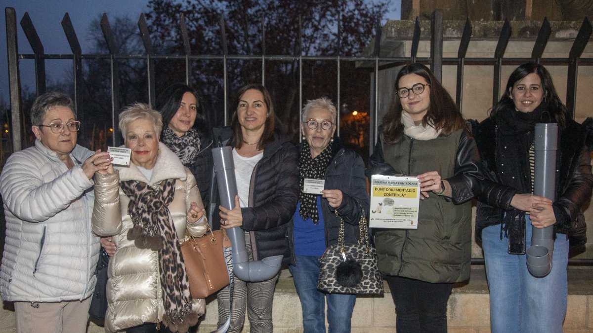 Algunes de les voluntàries amb les regidores Elena Pascuet (4a per l’esquerra) i Mònica Marquilles (2a per la dreta).