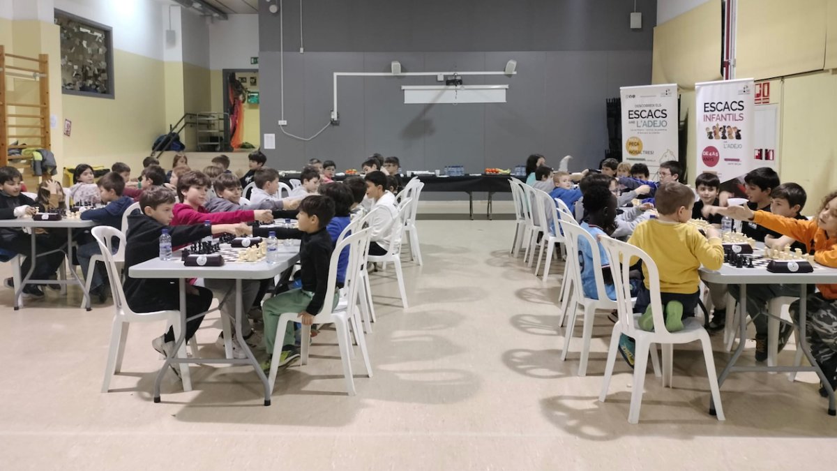 La Lliga Escolar Adejo d'escacs arranca amb 50 participants