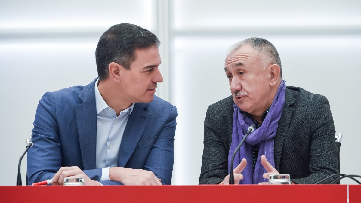 Pedro Sánchez i Pepe Álvarez, parlant ahir a l’executiva del PSOE.