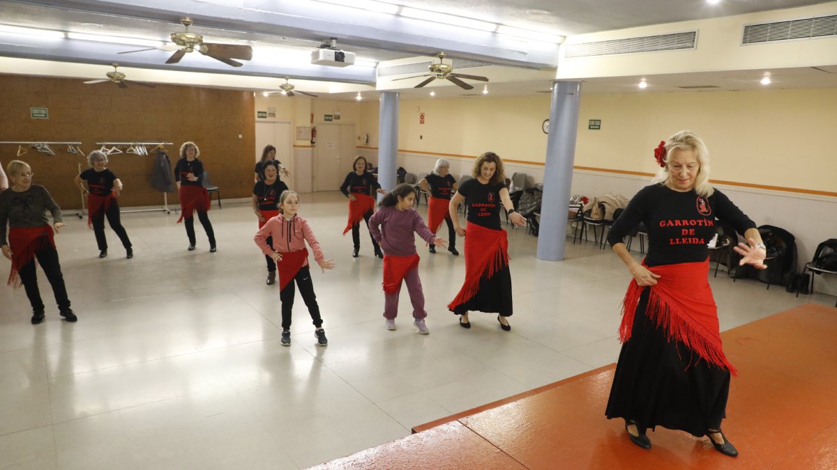 Dolors Pubill i Patrícia Rubio imparteixen classes de ball de garrotín a la Mariola.
