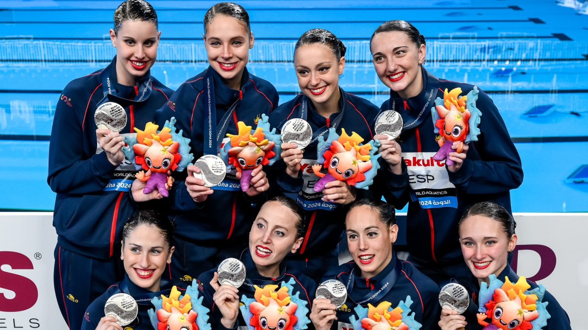 Les components de la selecció posen amb la medalla de plata.