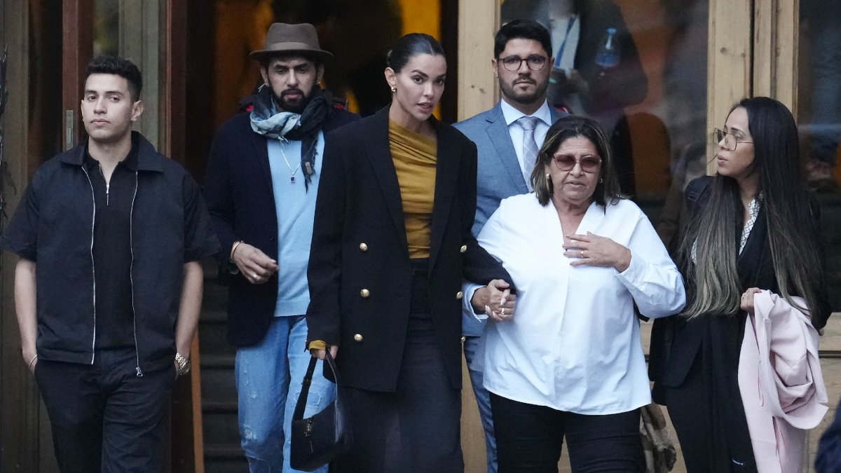 L’esposa d’Alves i la mare d’aquest, ahir al sortir dels jutjats.