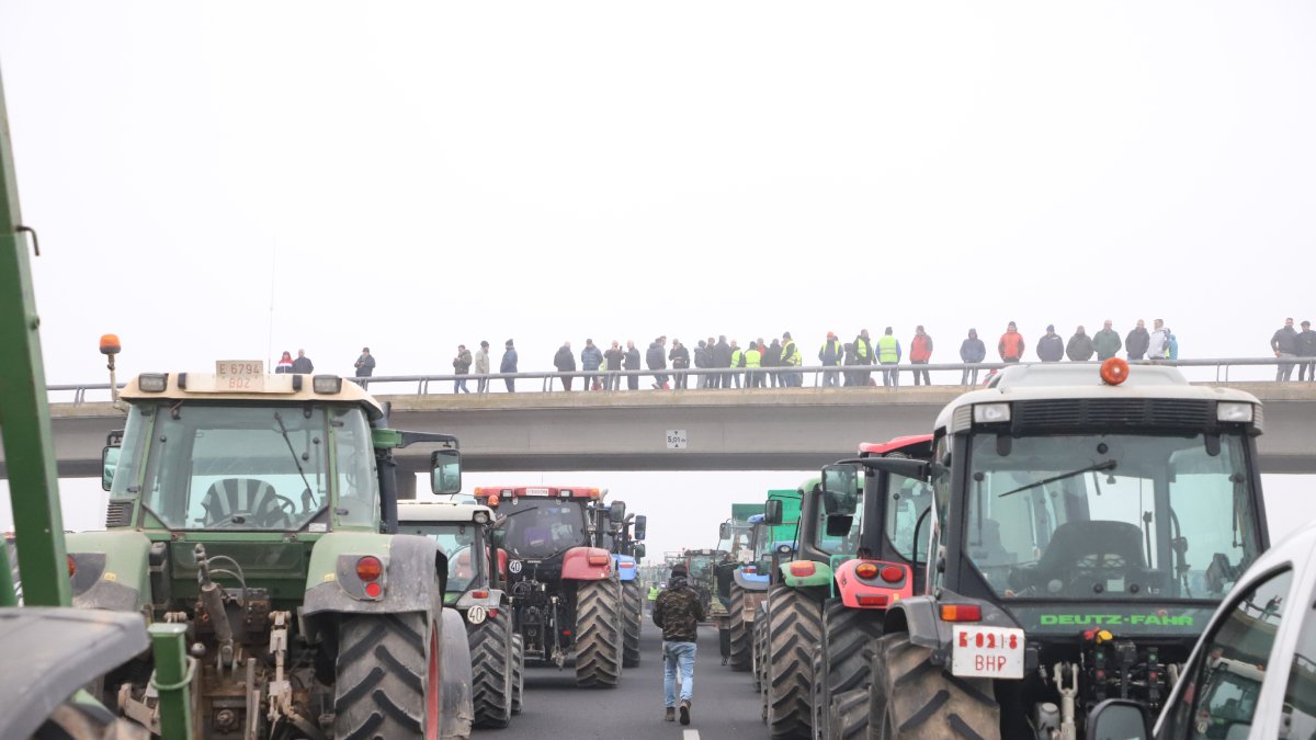 Els tractors van estar aturats a l’A-2. Els manifestants van afrontar una jornada freda i de boira.