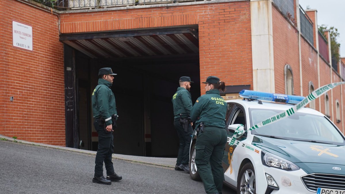 La Guàrdia Civil davant el garatge on es va trobar el cos.