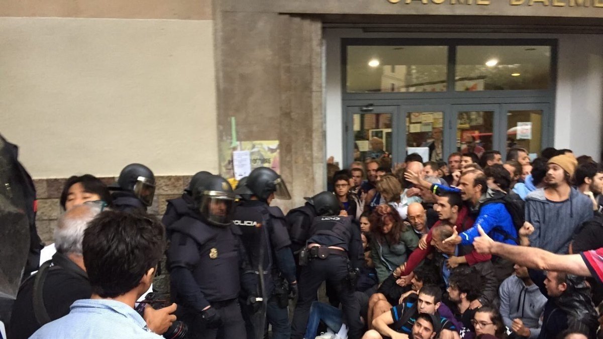 Agents de la Policia carreguen en un institut de Barcelona l’1-O.