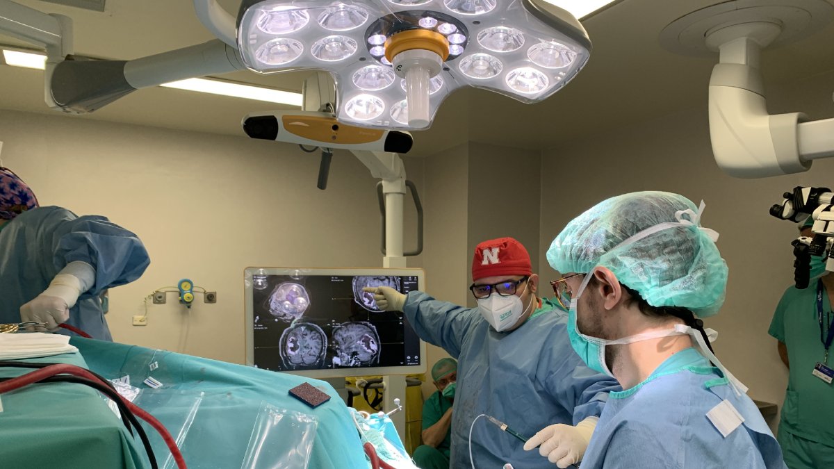 Imatge d’arxiu de neurocirurgians en un quiròfan de l’hospital Arnau de Vilanova.
