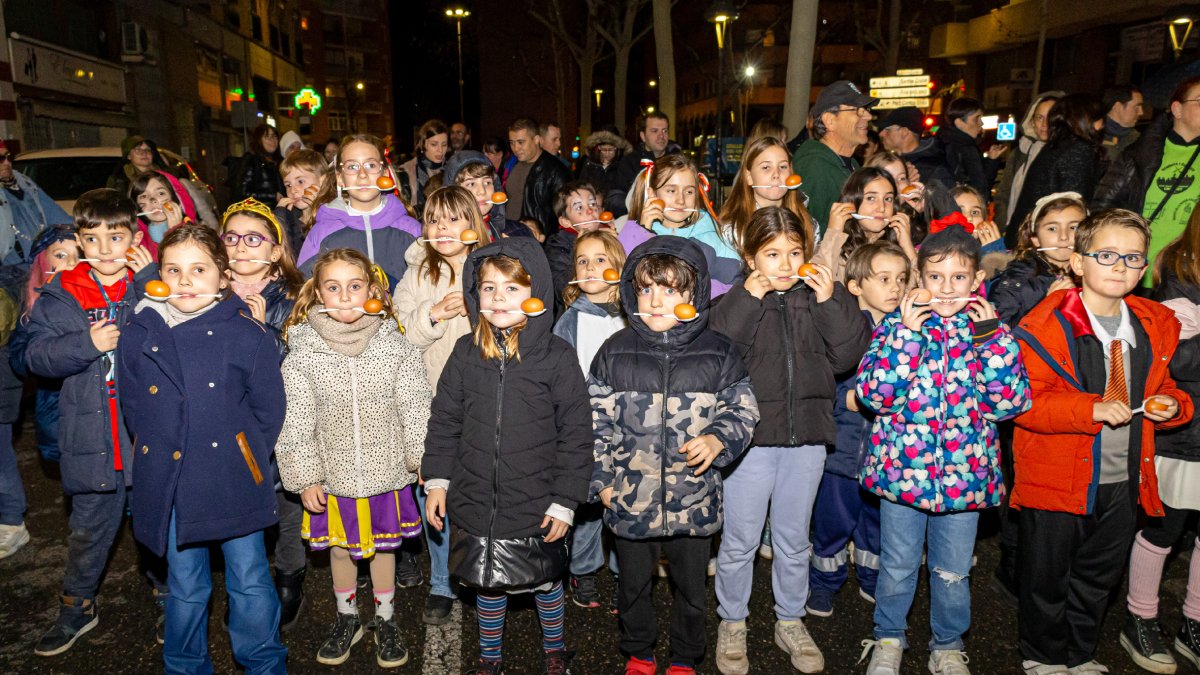 Desenes de nens i nenes van participar ahir en la XL Marató de l’Ou al barri de Cappont.