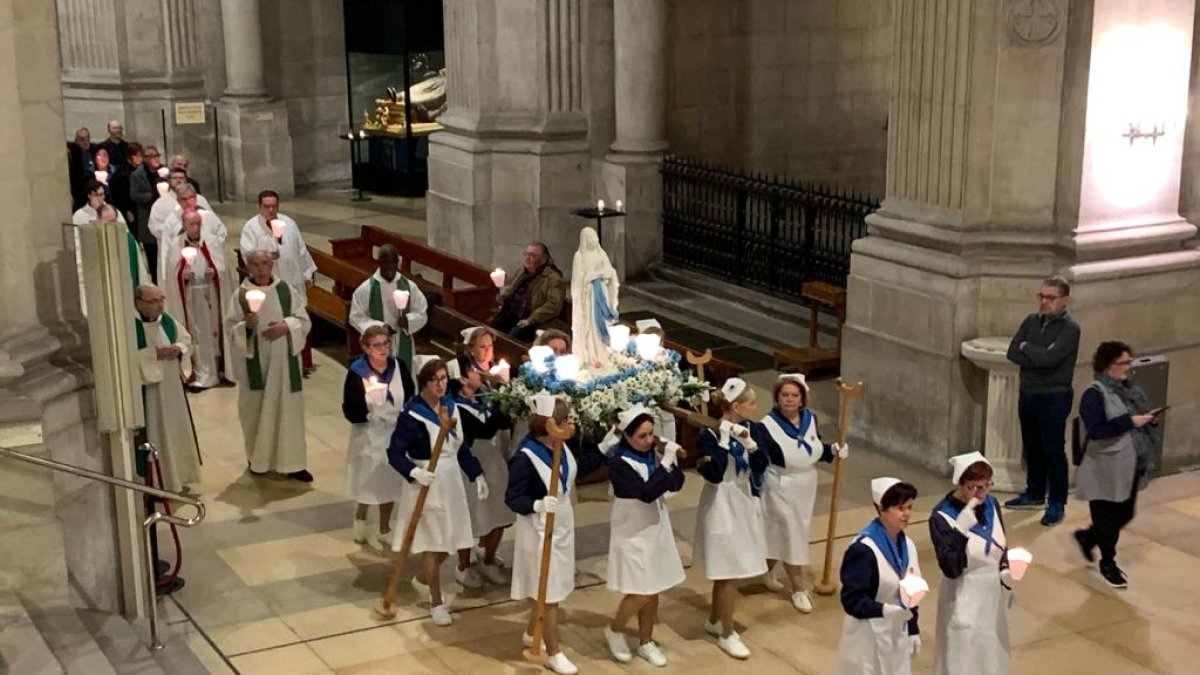 Rosari de torxes a la catedral de Lleida en honor a la Mare de Déu de Lourdes