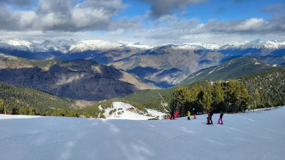 Esquiadors ahir a les pistes d’Espot.