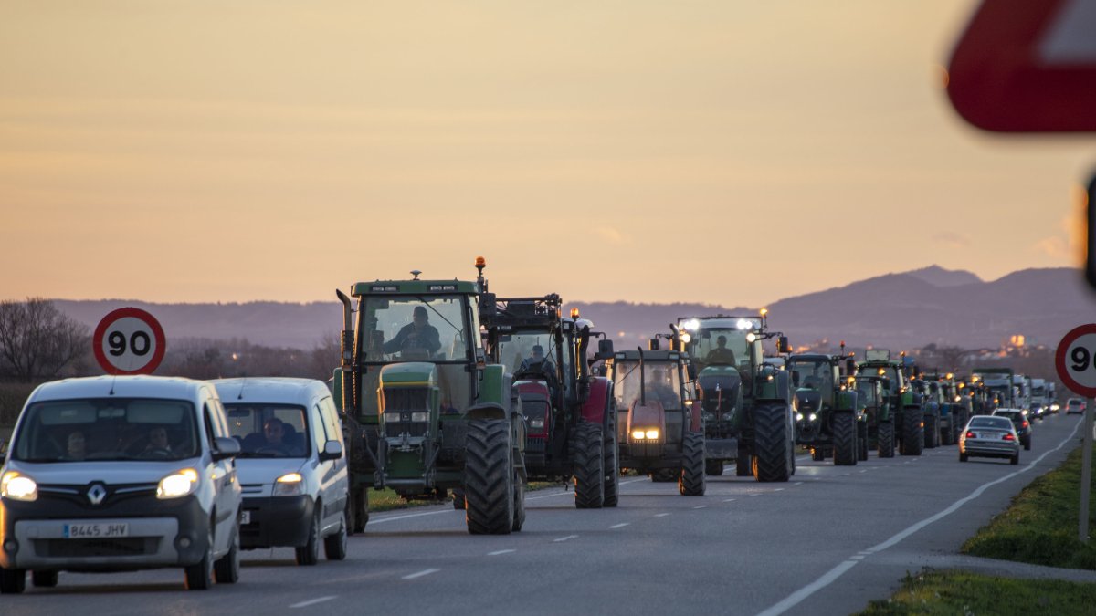 Una vintena de tractors van fer una marxa lenta entre Anglesola i l’encreuament de Castellserà.