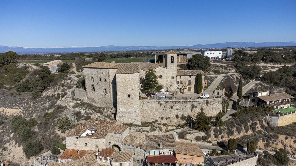 La fortificació medieval presideix Vergós Guerrejat.