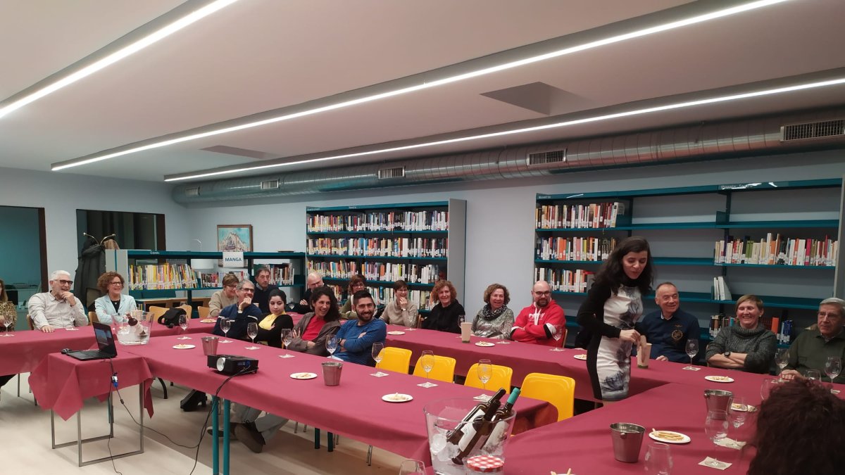 Els assistents a aquesta degustació guiada a la biblioteca.