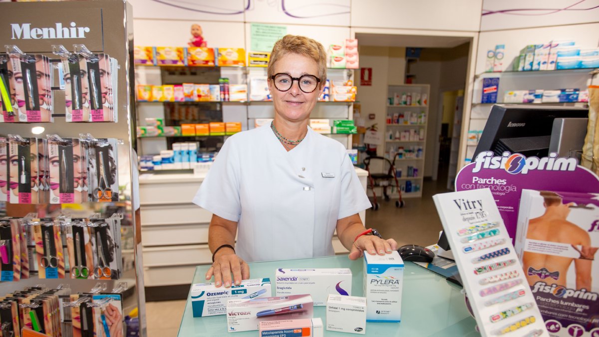 La responsable de la farmàcia Delmàs i presidenta del Col·legi mostra fàrmacs amb estoc limitat.