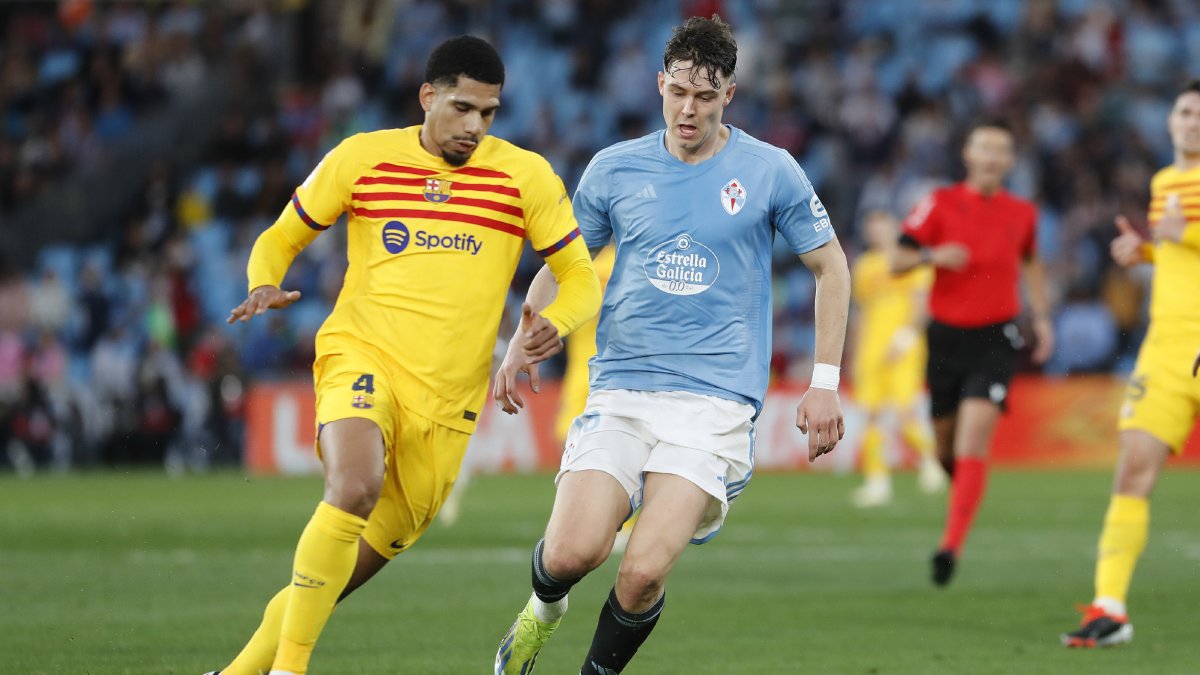 Araujo porta una pilota en una acció del partit d’ahir contra el Celta a Vigo.