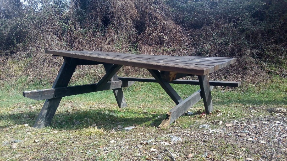 Una de les taules de pícnic danyades al Pont de Suert.