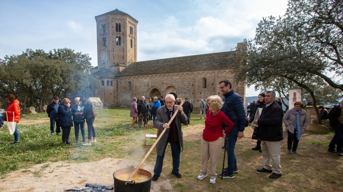 L’escriptor lleidatà Josep Vallverdú, ahir removent el ranxo que es va servir als assistents a l’acte de commemoració.