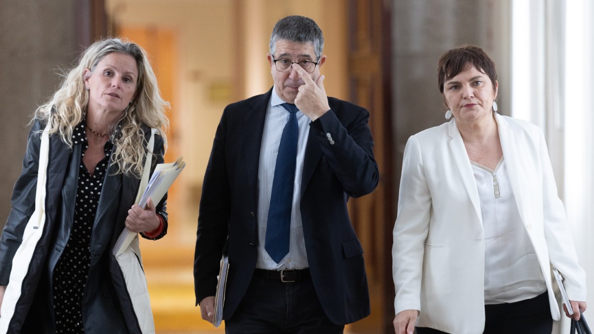 La diputada del PSOE per Lleida Montse Mínguez al costat de Patxi López.