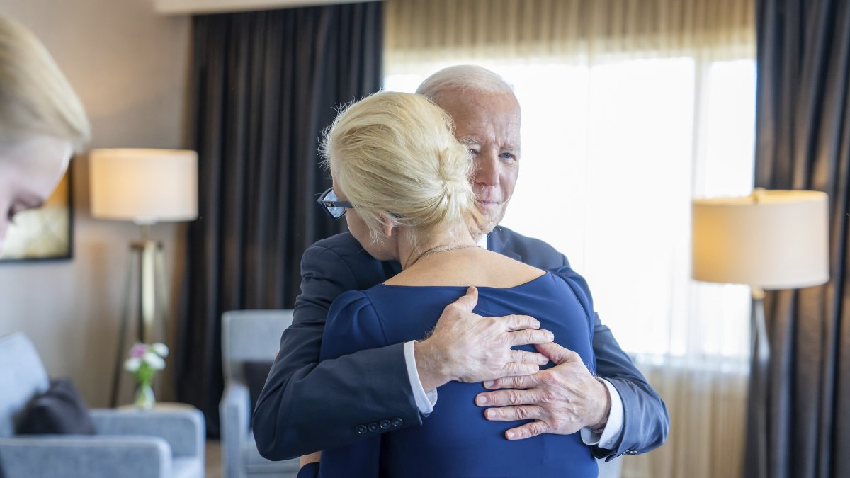 Biden abraçant la viuda de Navalni, Iúlia Navàlnaia.