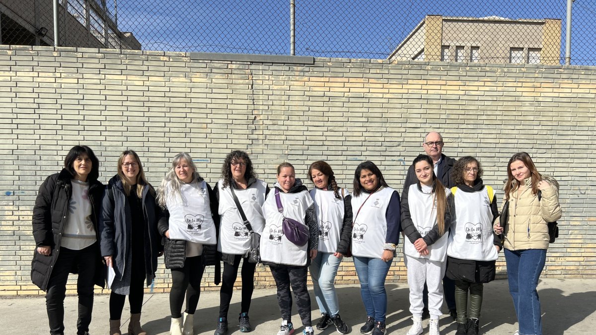 Les set persones que s’han incorporat aquest any a la cinquena edició del programa ‘De la mà’, de Balaguer, amb els tècnics de la Paeria.