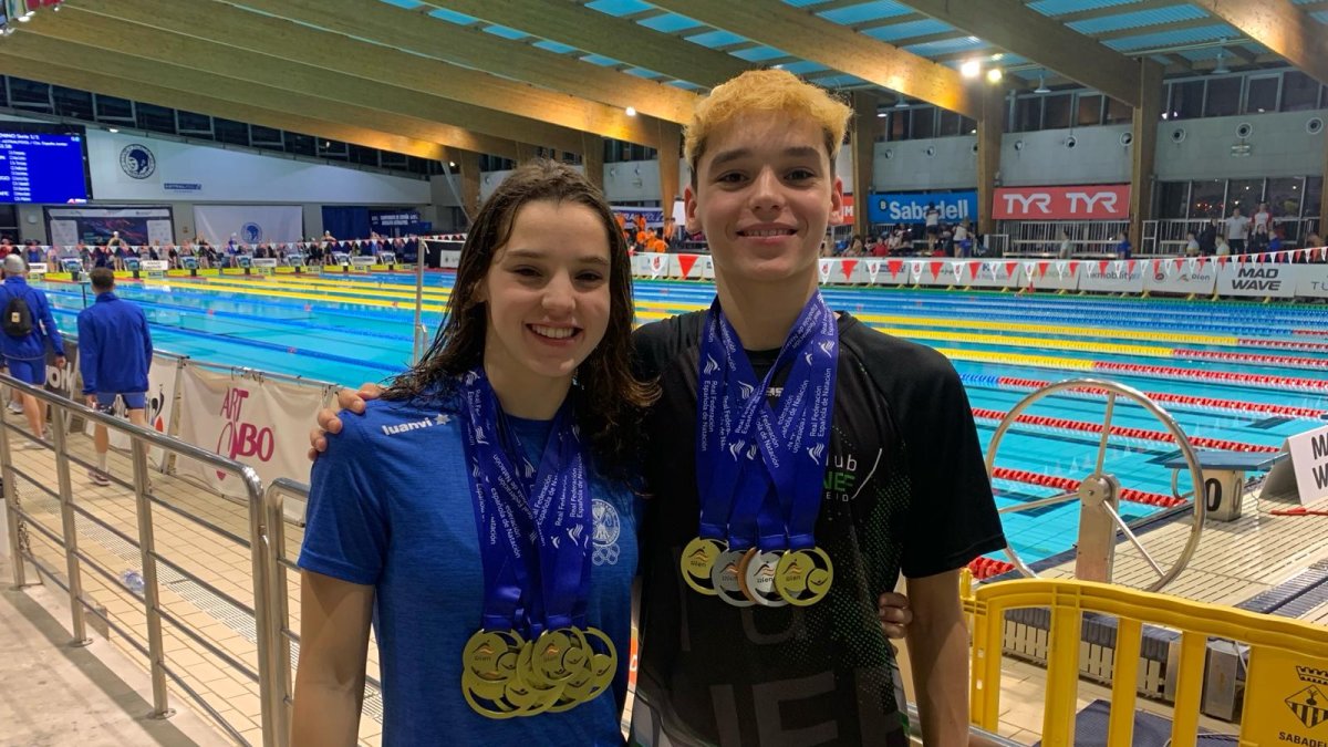 Emma i Jordi Carrasco, amb totes les medalles aconseguides.