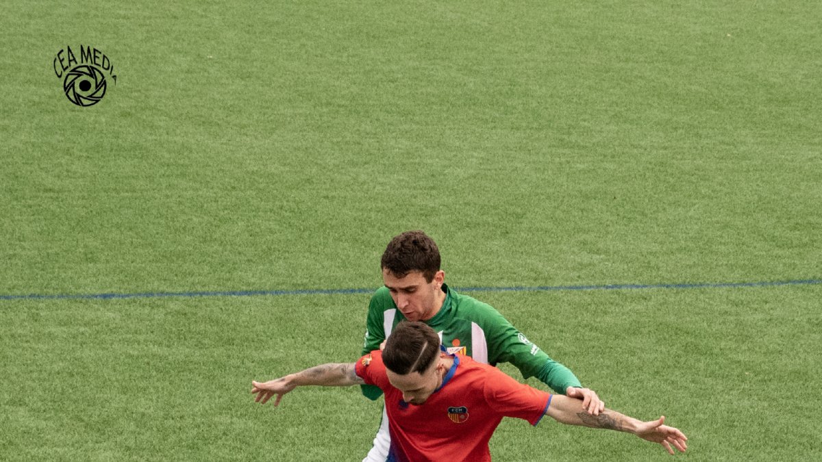 Un jugador de l’Alguaire intenta robar-li la pilota a un rival.