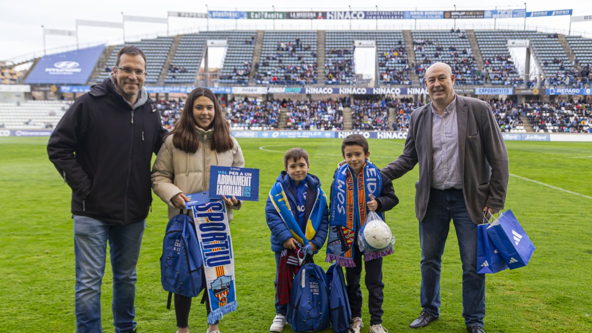 El club va entregar els premis als tres guanyadors del concurs Concurs Blau en el descans.