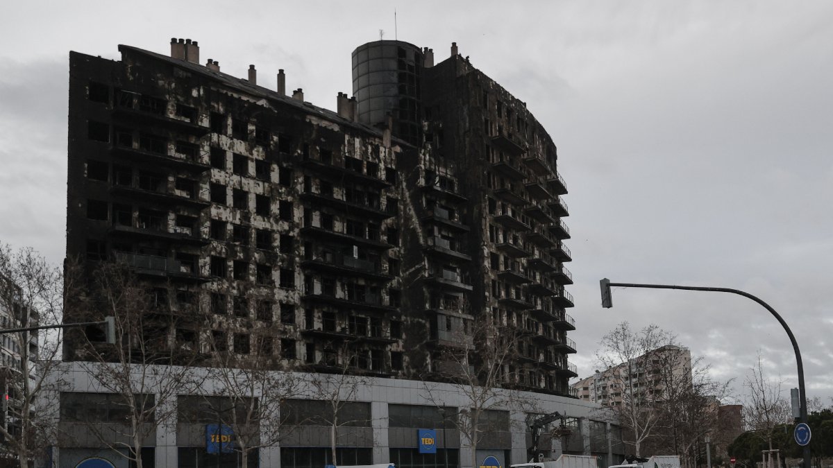 Imatge de l’edifici sinistrat del barri de Campanar amb les empremtes de la devastació.