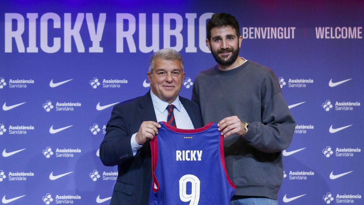 Ricky Rubio posa amb Joan Laporta durant la seua presentació.