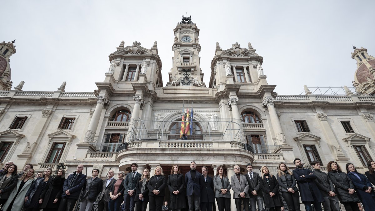 La plaça de l’ajuntament de València va ser escenari d’un minut de silenci per les víctimes.